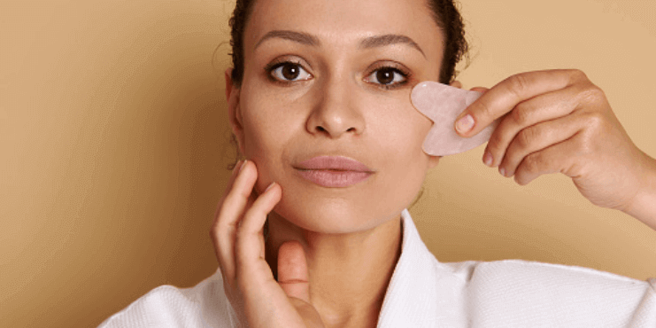 如何在家中进行刮痧按摩，让面部轮廓恢复活力