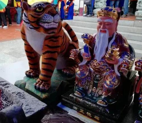 在下杨戬，同为神仙，咱们不妨来评评谁更牛！