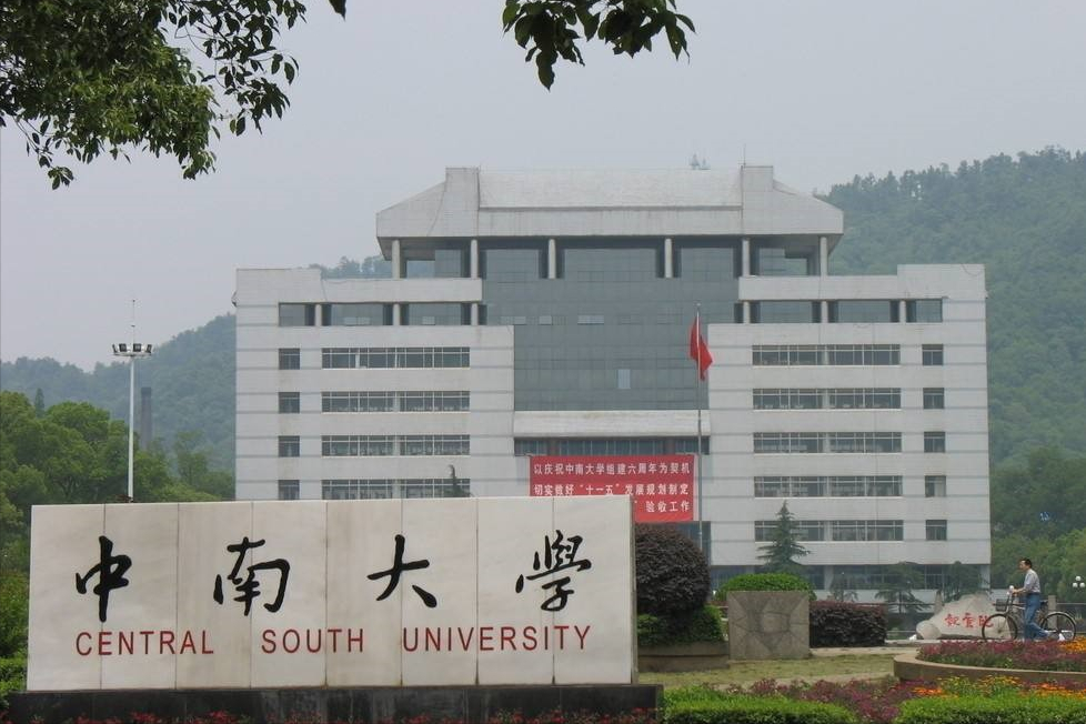 中南再现女神教师：肤白貌美大长腿，上课座无虚席，有颜又有才