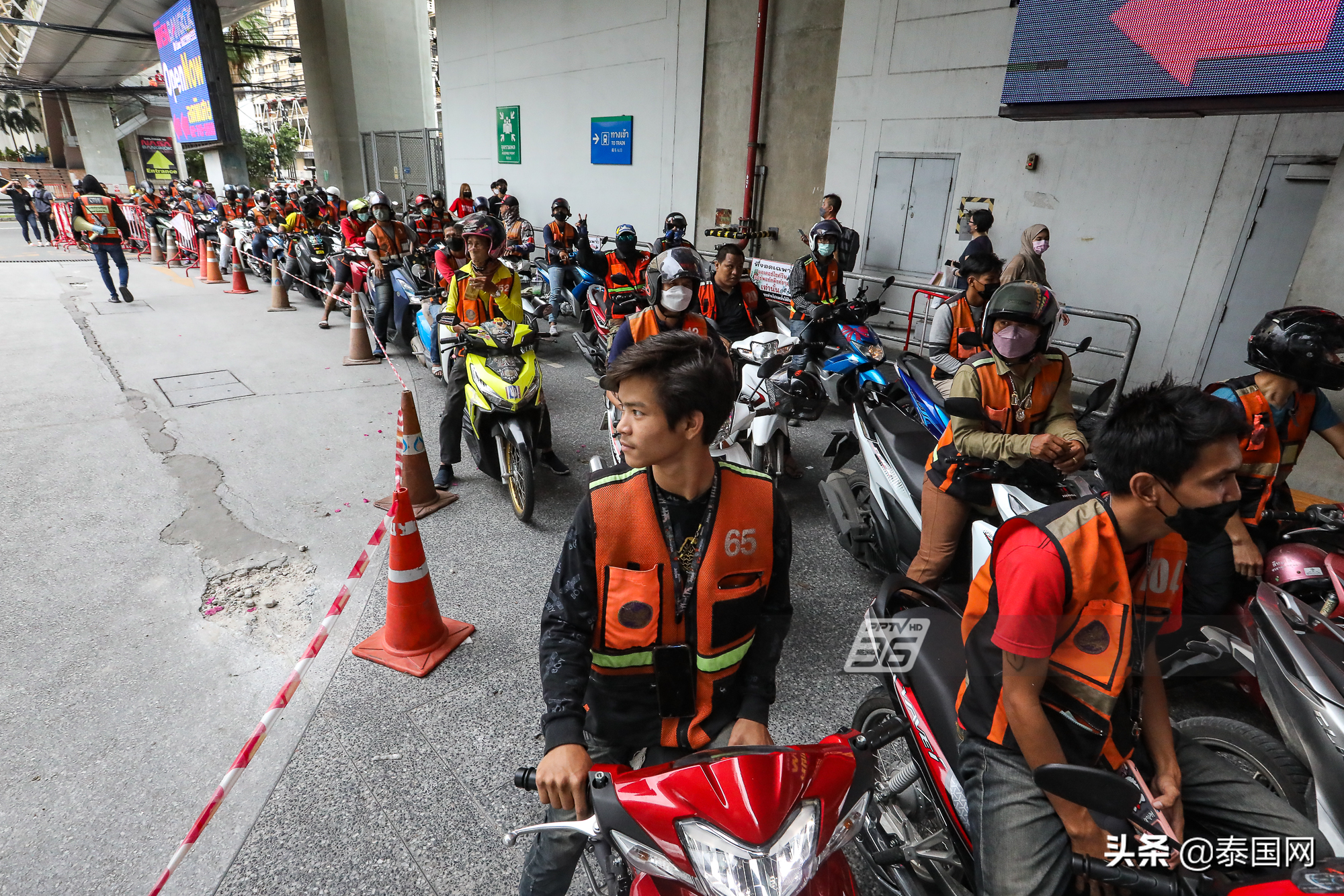 2022曼谷世纪杯人流量大 摩托车司机生意爆火