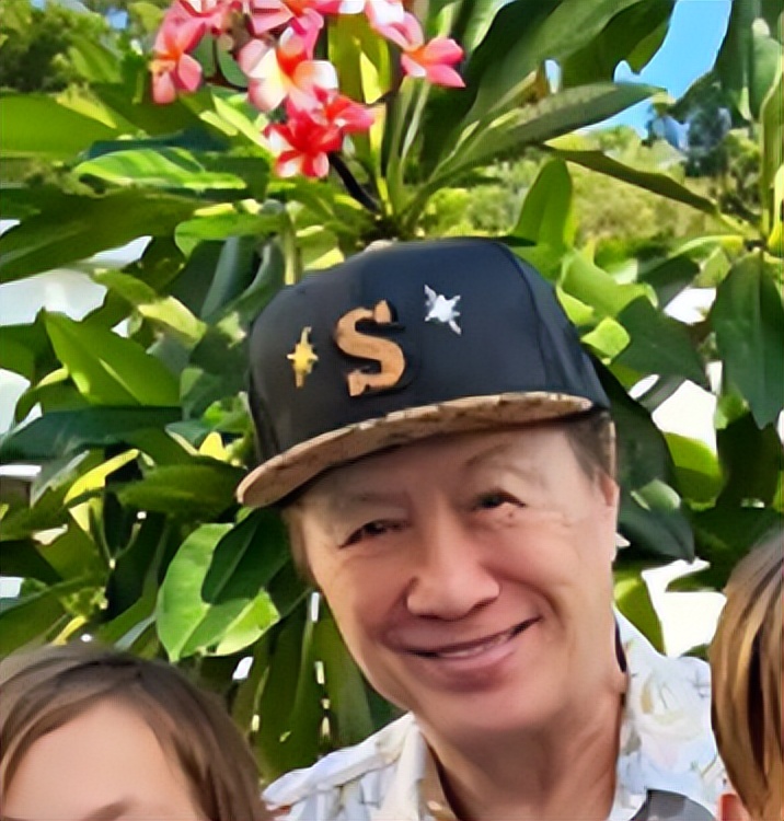 歌王许冠杰一家六口现身，混血妻子身材发福，双胞胎孙子似外国人