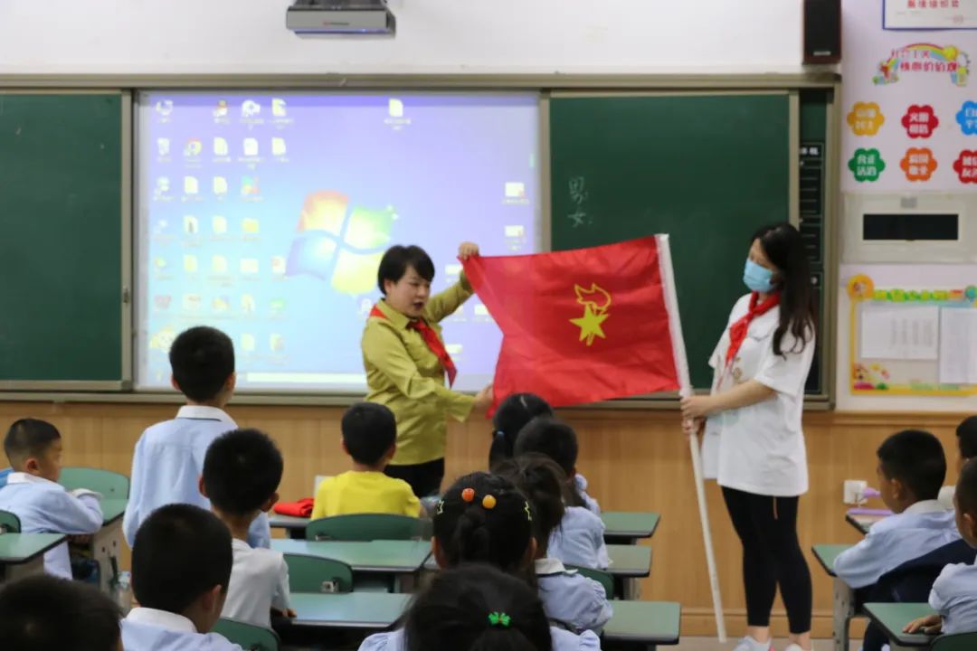 成都市双流区实验小学外国语学校有序推进新队员入队仪式课程