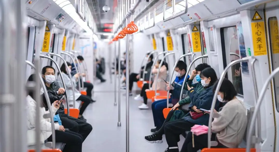 大妈一连摊3个煎饼，手法特殊让女孩质疑身份，大妈的话意味深长