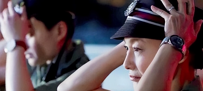 摘皇家警徽，无误差手表，放5次烟花，8部细节拉满的回归题材电影