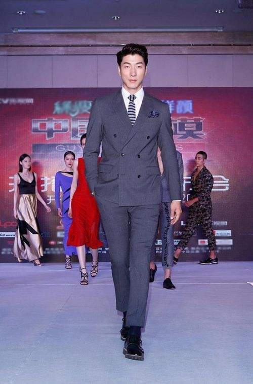 张亮：16岁辍学打工补贴病重父亲，31岁走红后到现在“无处可寻”