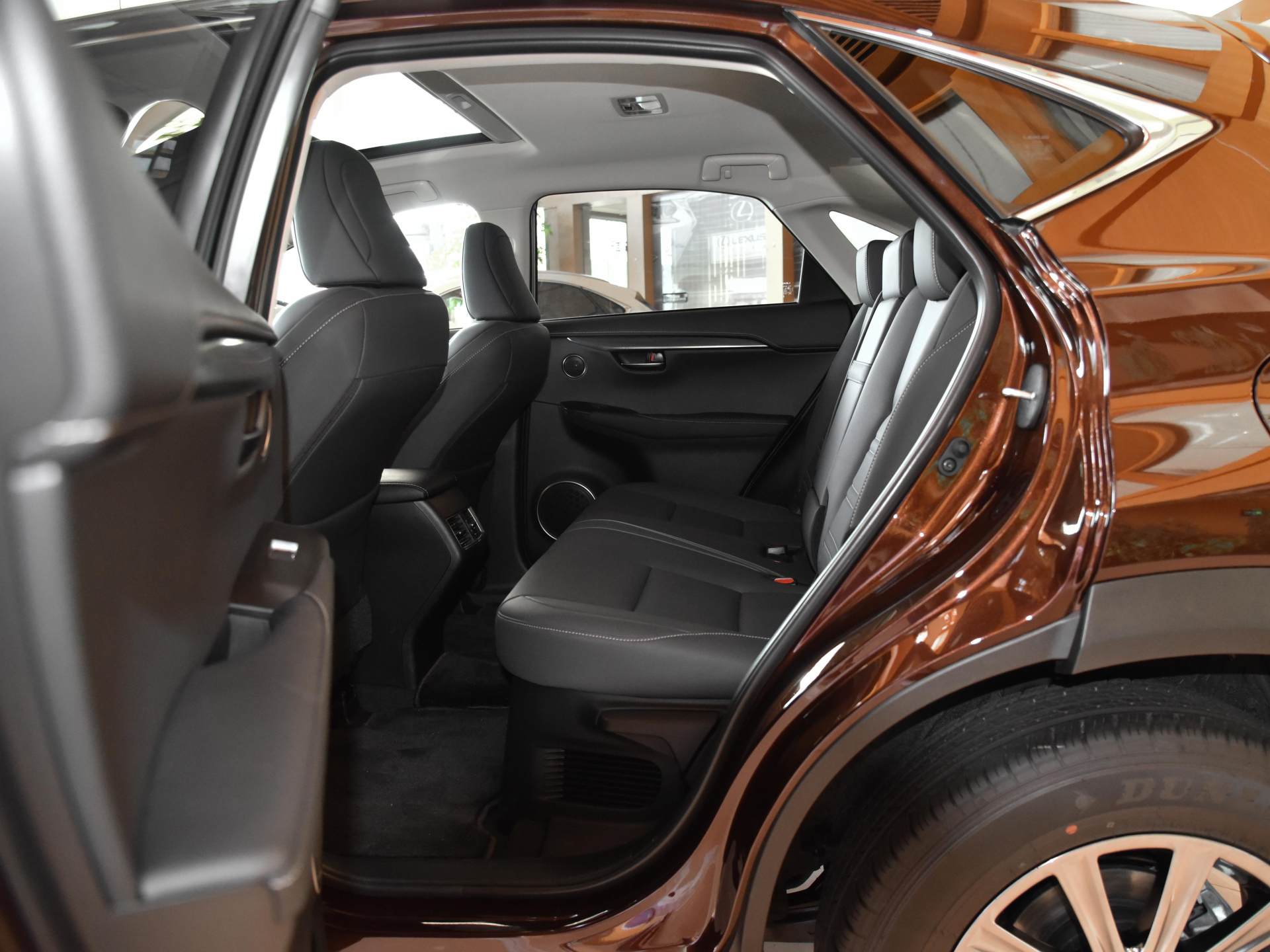 原装进口的中型SUV，油耗低价格实惠，实拍雷克萨斯NX