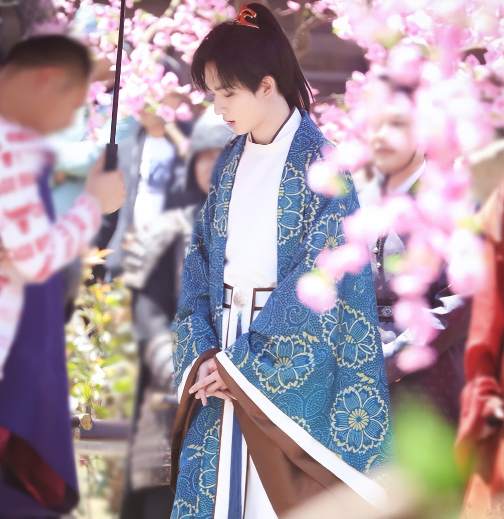 《我叫刘金凤》怎么过审的？服化道大量倭化，被广电总局点名