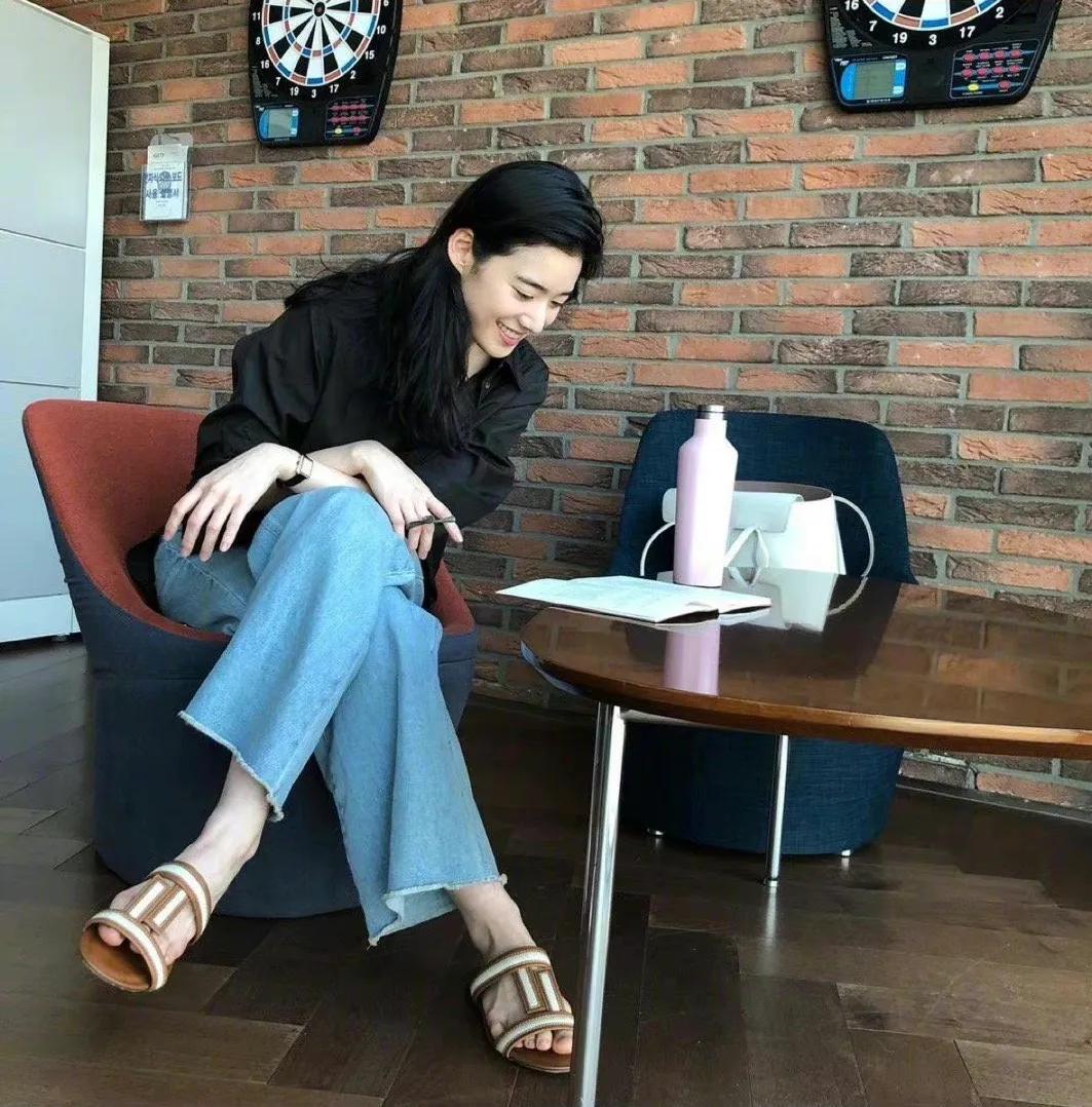 郑恩彩拍剧期间的穿搭