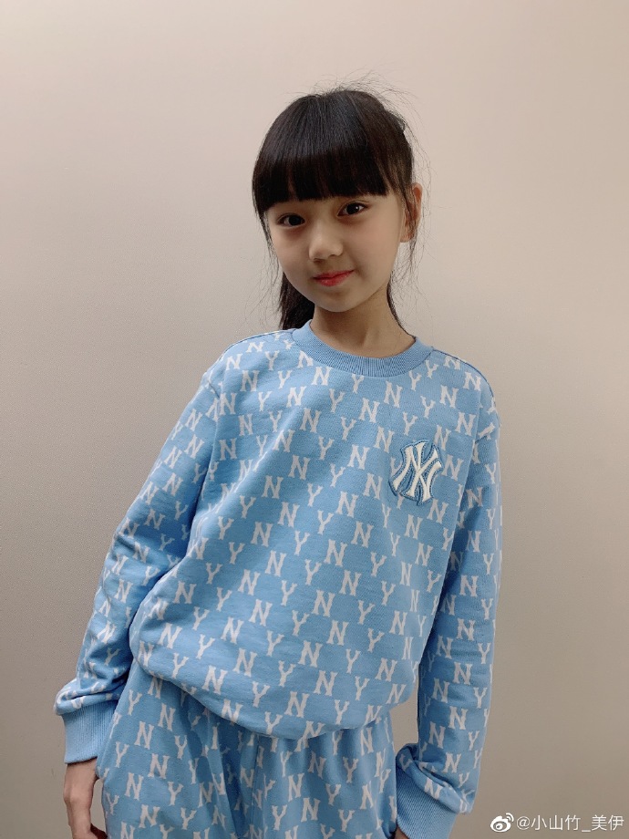 邓伦“女儿”小山竹，教妈妈拍辣妹照！淡出娱乐圈，越长越美