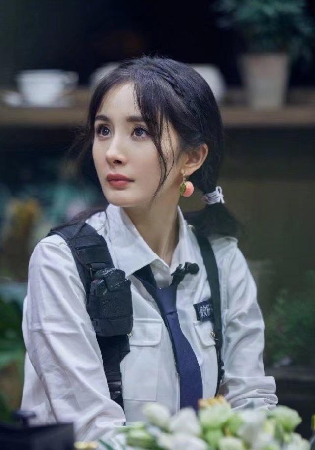 杨幂录制《密室大逃脱》伤情如何?爸爸杨晓林回应女儿伤势、报平安