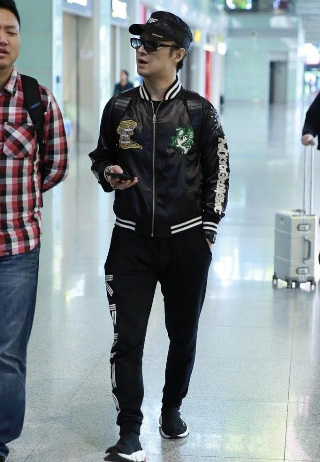 汪峰穿衣挺随性的,棒球服夹克配运动裤,身材保持得挺不错