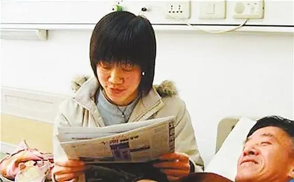 高考763分考上武大，背着瘫痪父亲上学的黄来女，后来怎么样了？