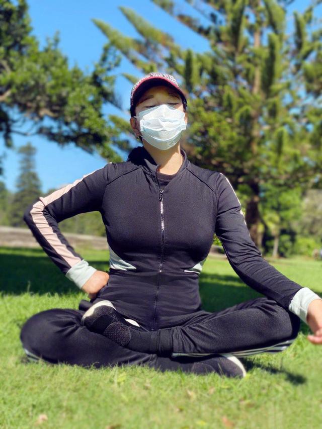 刘晓庆没刻意追求瘦,在公园锻炼阳光有活力,69岁爱美也要健康