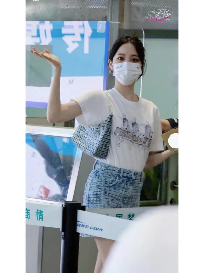 欧阳娜娜近日的机场私服解析，清爽简约又甜酷宜夏！​​​