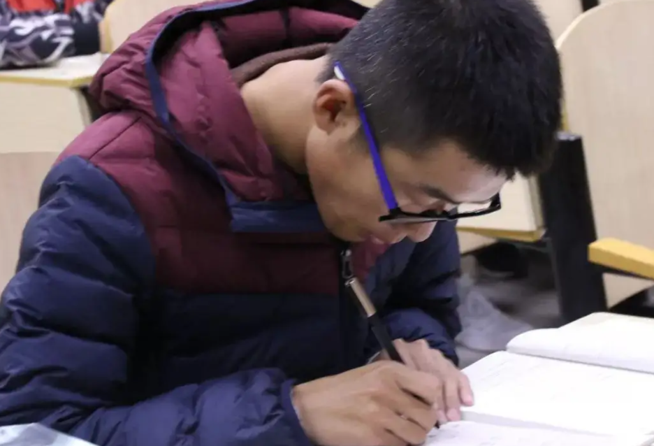 安徽一男大学生在食堂学习，评论区却充满嘲讽，努力给谁看呢？