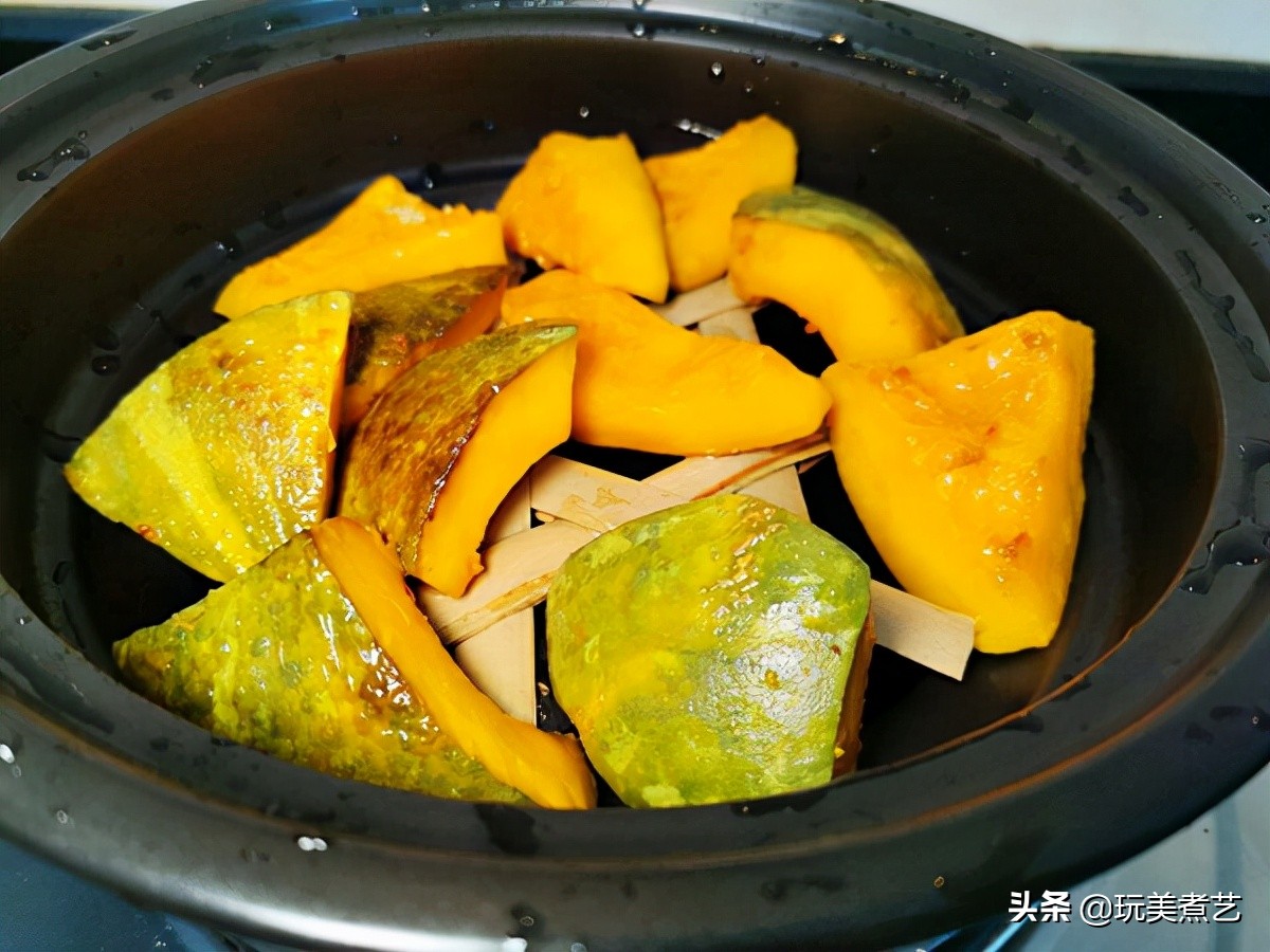 好吃到嗦手指头的南瓜、板栗围绕着排骨，就是香