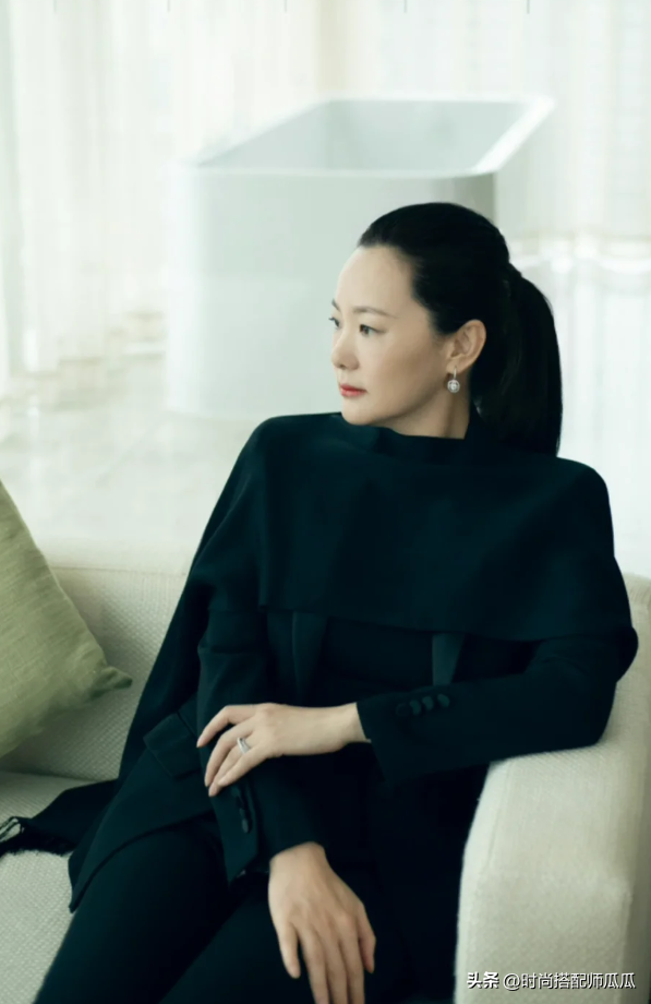 看了52岁咏梅，我才明白什么叫美得真实不做作！堪称中年女人典范