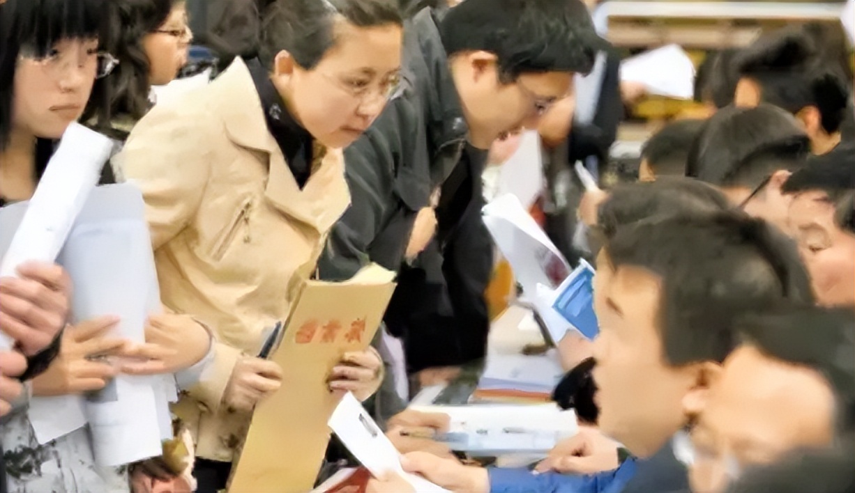 “高学历穷人”悄然兴起，名校毕业生也难逃低工资？光有智商不够