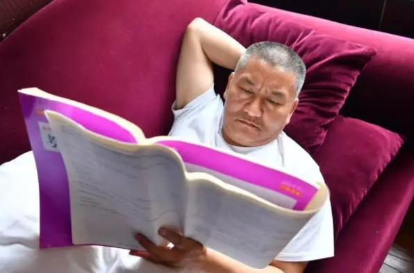 55岁大爷成“高考网红”，一心想考上四川大学，屡败屡战精神可嘉