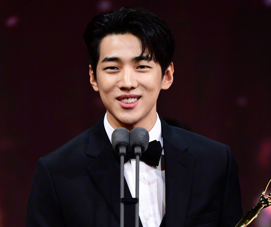 韩国青龙大赏明星生图！没了滤镜颜值集体掉线，金高银发际线堪忧