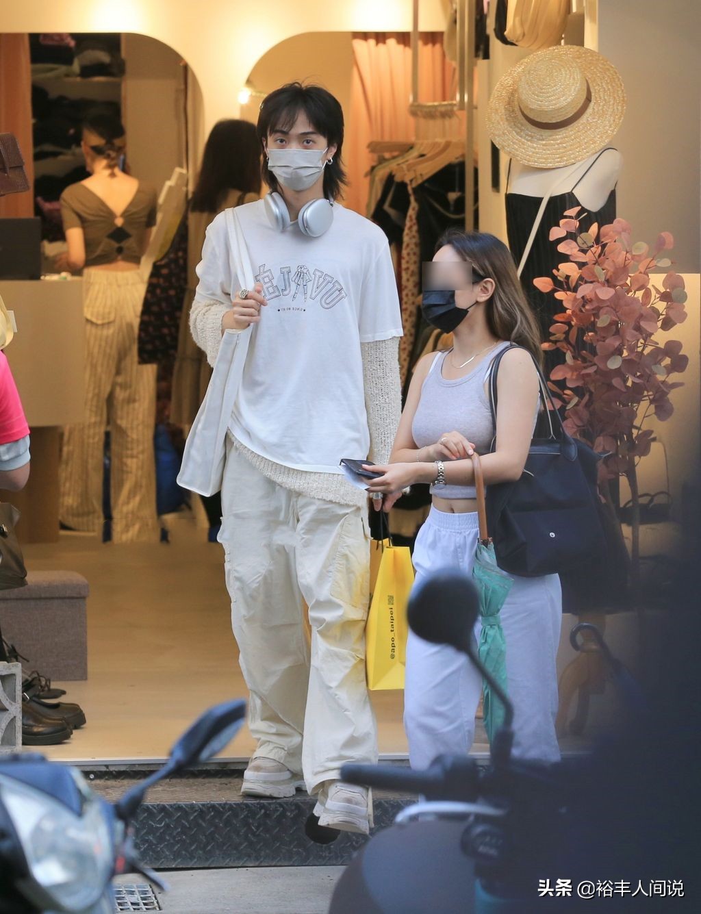 庾澄庆儿子难得打扮正常！吞云吐雾颇为老练，与女伴一同进更衣室