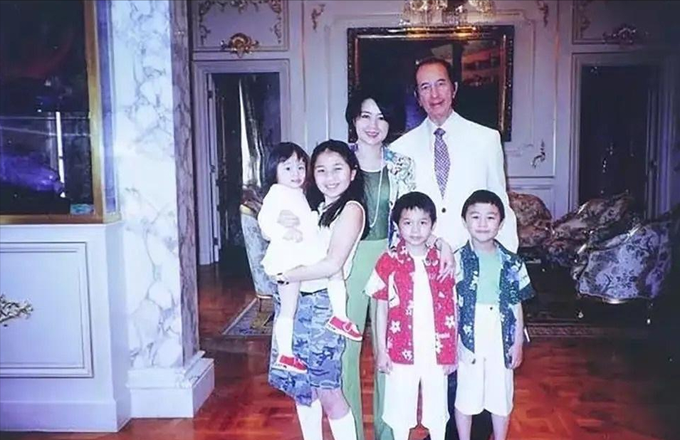 何猷龙：23岁娶初恋，结婚22年零绯闻，靠自己赚百亿家产