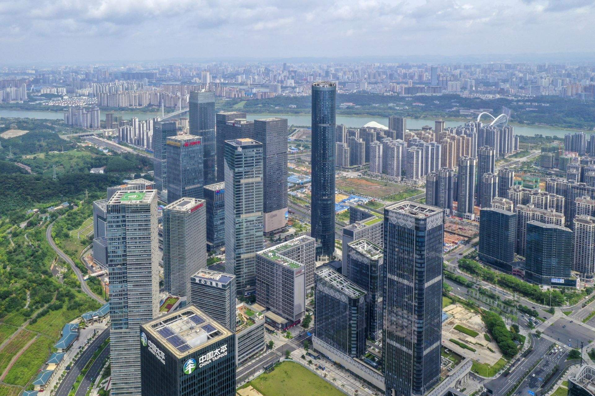 柳州市,一路向东,重点发展柳东新区;河池市,一路向东,重点向宜州区