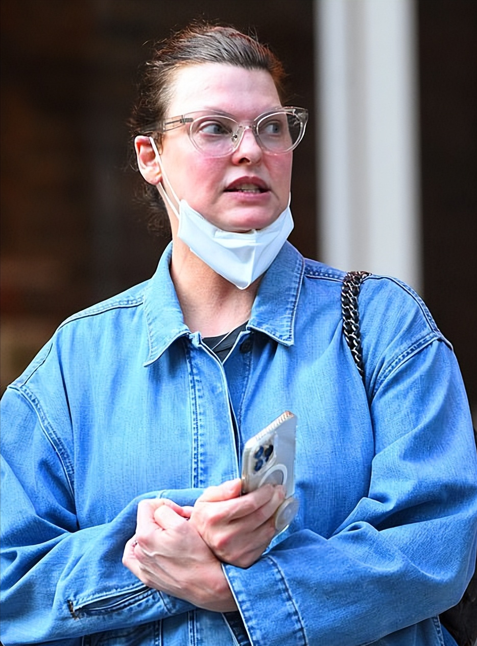 传奇超模琳达罕见出街！因整容失败而毁容，穿牛仔服亮相成了大妈