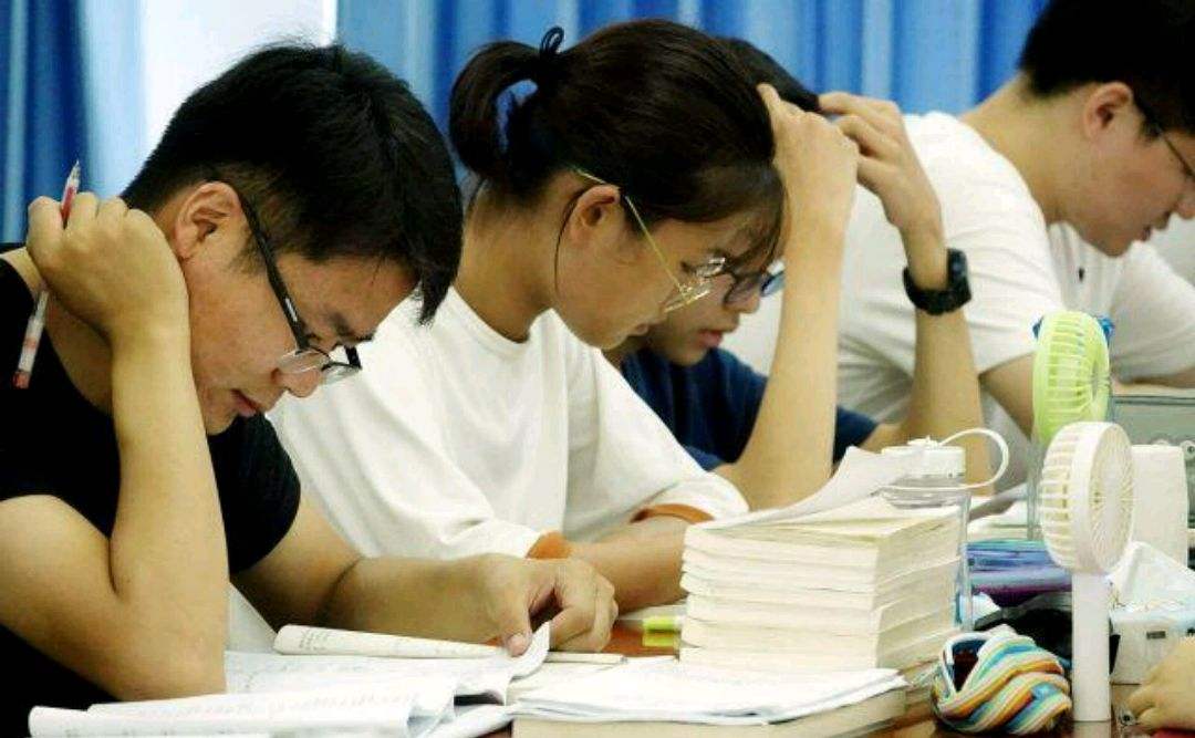 培训班纷纷“下架”后，坊间兴起“新型补课”，演绎挂羊头卖狗肉