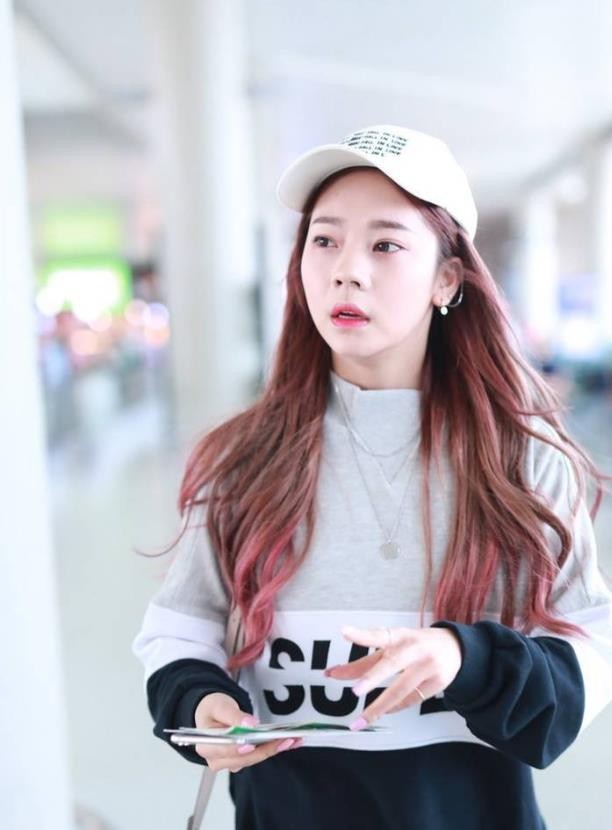 中传毕业科班出身，靠选秀搭档杨超越出道，后转行演戏屡遭吐槽