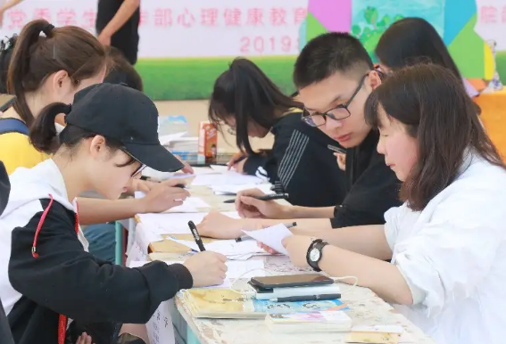 大学生面对心理测试表，乱填一通后，被辅导员“请”到了办公室