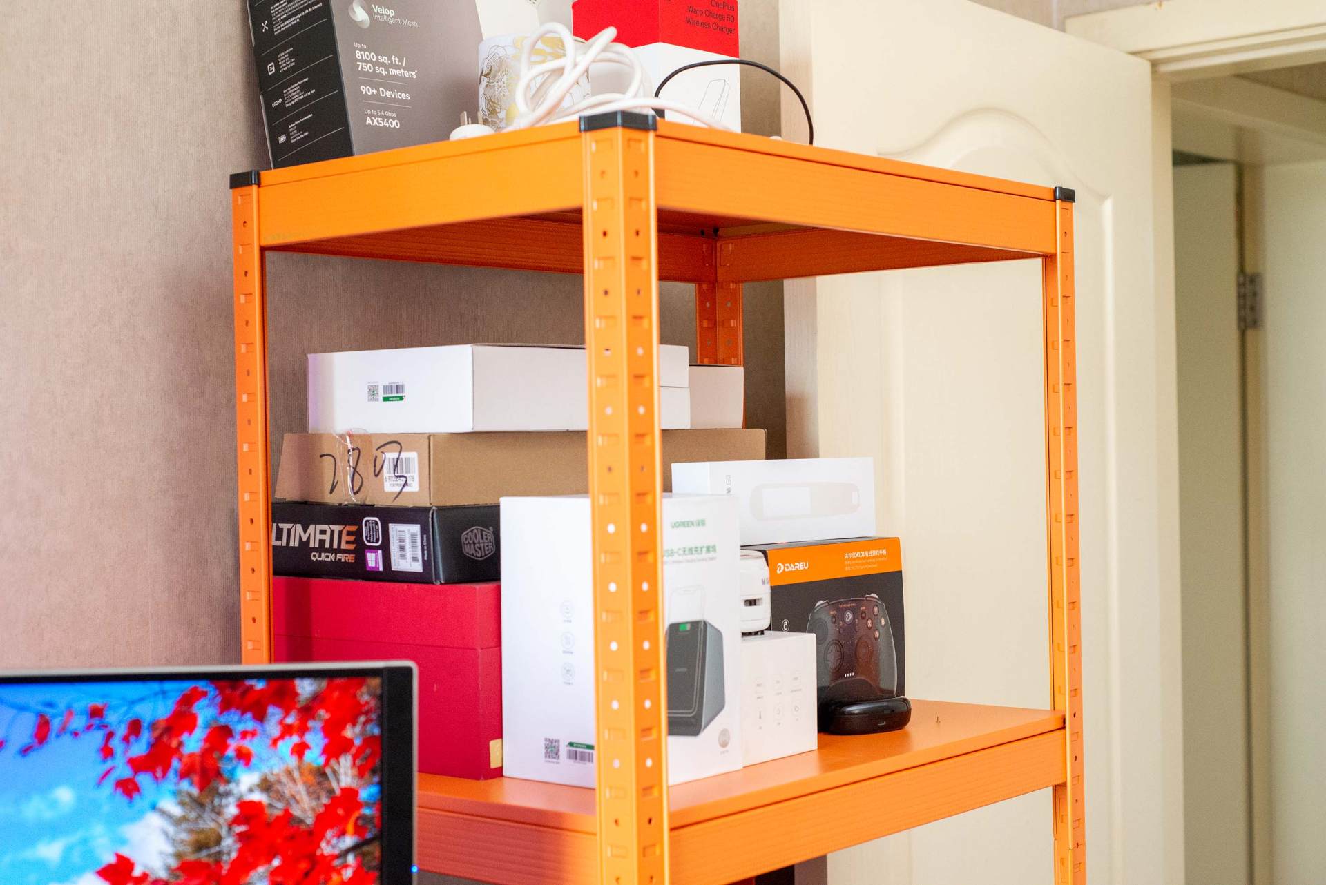 桌面改造 2.0，兼顾生产力与娱乐性的一体化空间