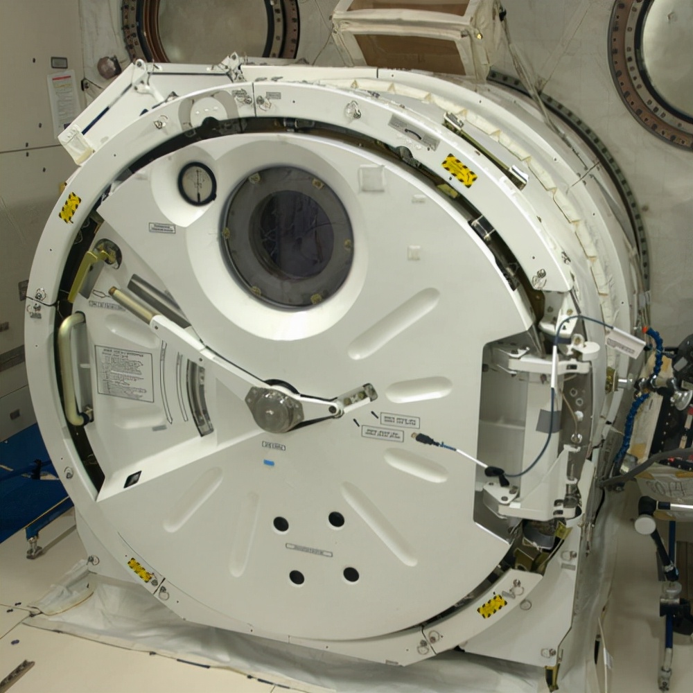 有一点要提的是,迄今为止人类航天史上最大的单体太空舱,是美国在1973