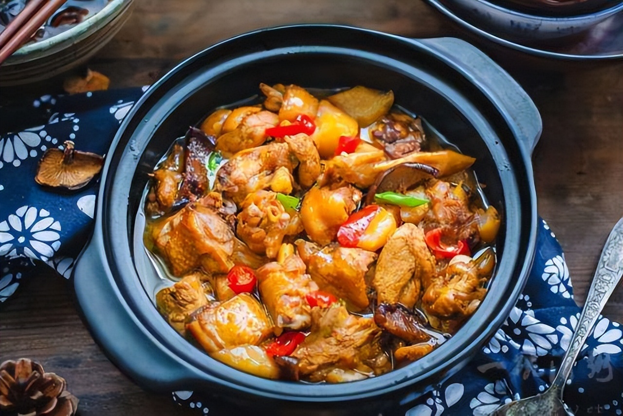 很多朋友做不好,接下所以分享给您这道用鸡腿做的黄焖鸡做法,特别下饭