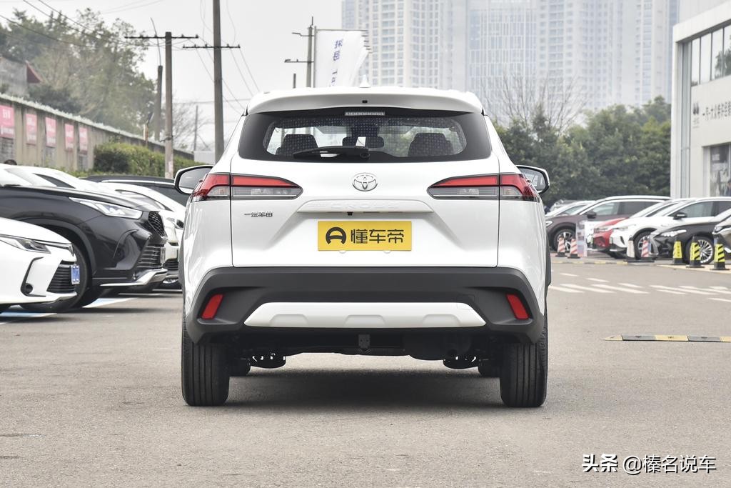 儘管英文名叫corolla cross 其實外觀上和卡羅拉關係並不大,從rav4(含