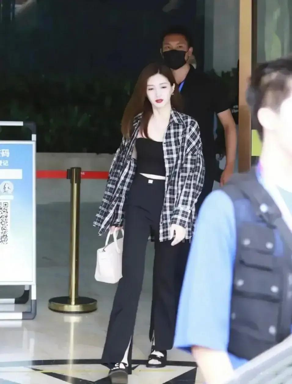 江疏影休闲慵懒黑色系，在黑色的衬托下肌肤如雪，美丽动人