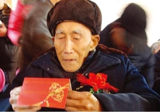 高龄津贴迎改动，年过“这个数”的老人，每月能多领200元补贴