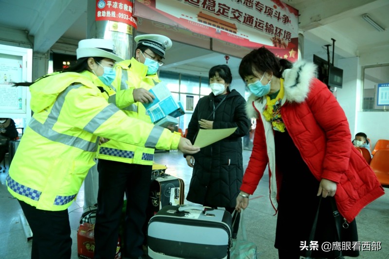 甘肃崆峒：交通宣传进车站 下好春运安全“先手棋”