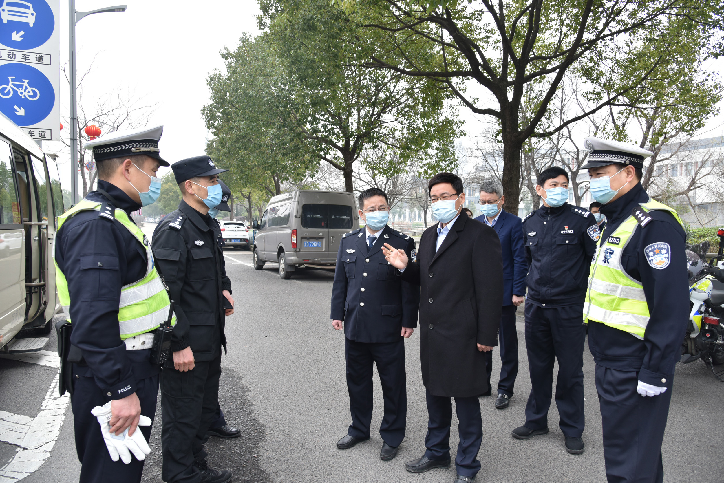 潘银浩看望慰问坚守岗位的公安民警辅警