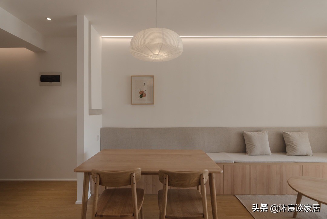 虽说她家不大，但制作通长型卡座，美观又实用，是小户型装修典范