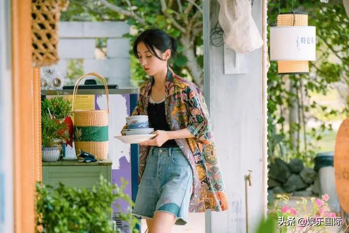 张子枫近照状态好 穿吊带双臂纤细锁骨明显