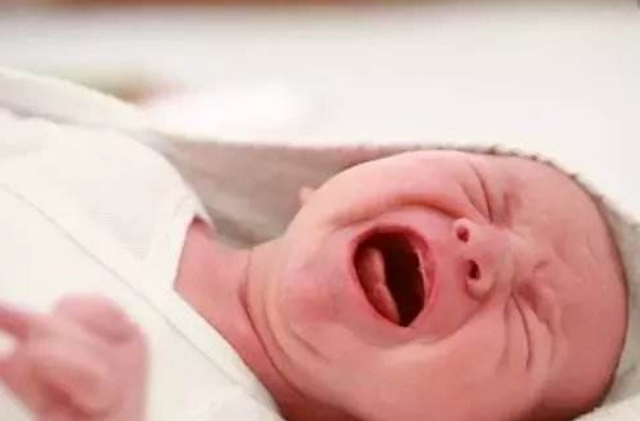 为啥宝宝睡觉时会突然大哭？提醒：或与这4个因素有关，别忽略了