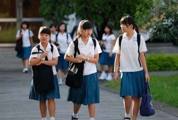 年度“最帅”小学生走红，天生一张主角脸，网友：我想等他长大