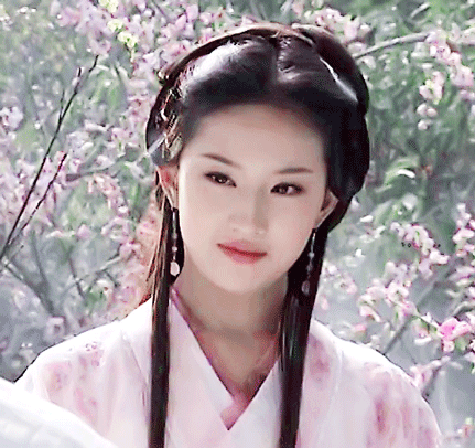 在真正的美貌面前，根本不需要直角肩和精灵耳，刘亦菲的美有多绝
