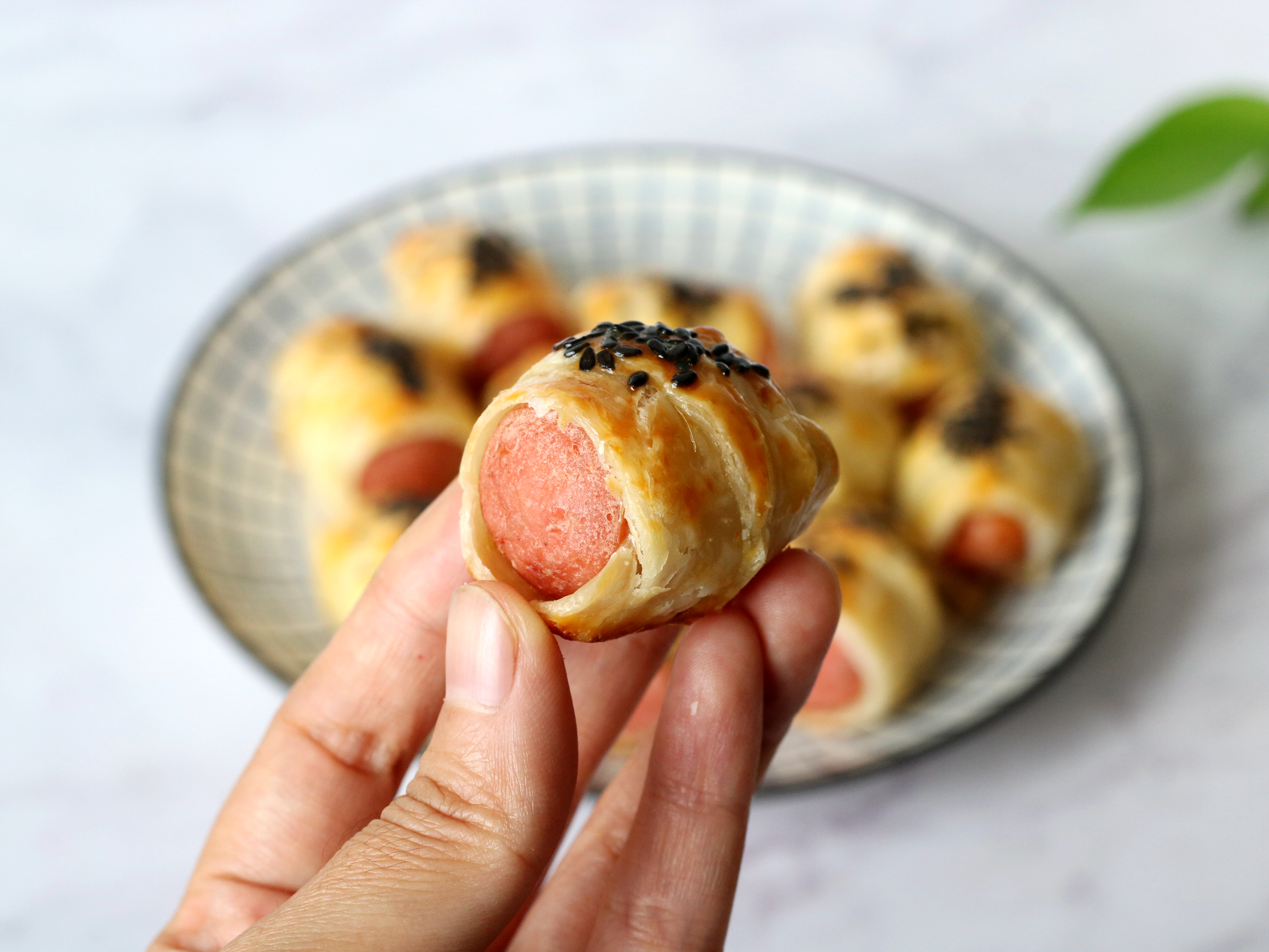 简易版手抓饼做酥皮，包着美味的香肠，简单快手又美味