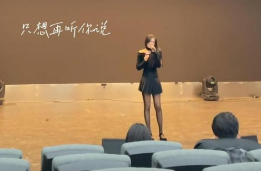 南京一音乐系女学生走红，本以为是深情演唱，却因大长腿引人关注