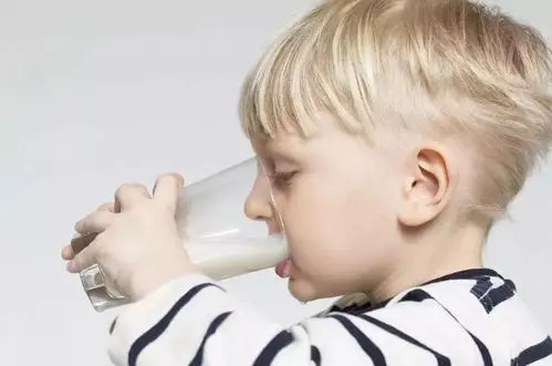 睡觉前喝牛奶，有毒还会致癌？不同年龄阶段的人都有喝牛奶的标准