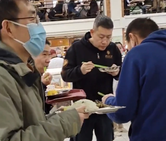 北大食堂出现“站饭文化”，在校生出面解释，难怪韦神喜欢吃馒头