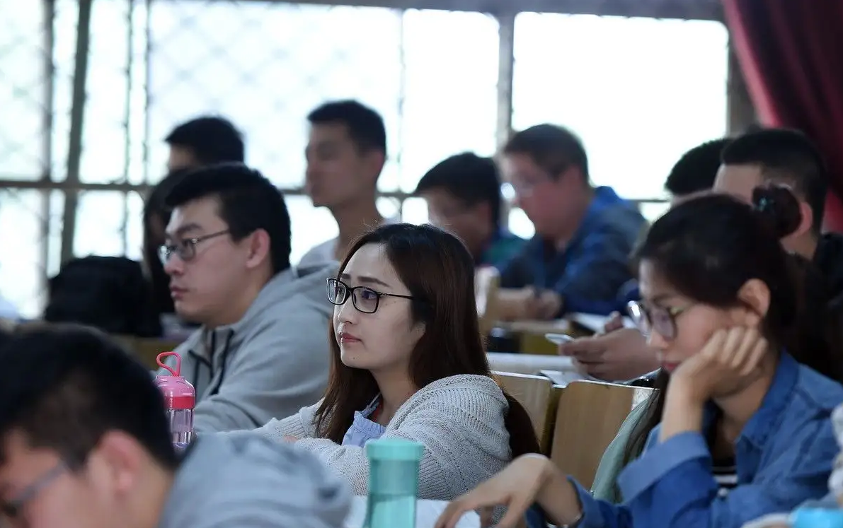 大学生的坏消息，五一或将只能休息1天，部分高校已经下发通知