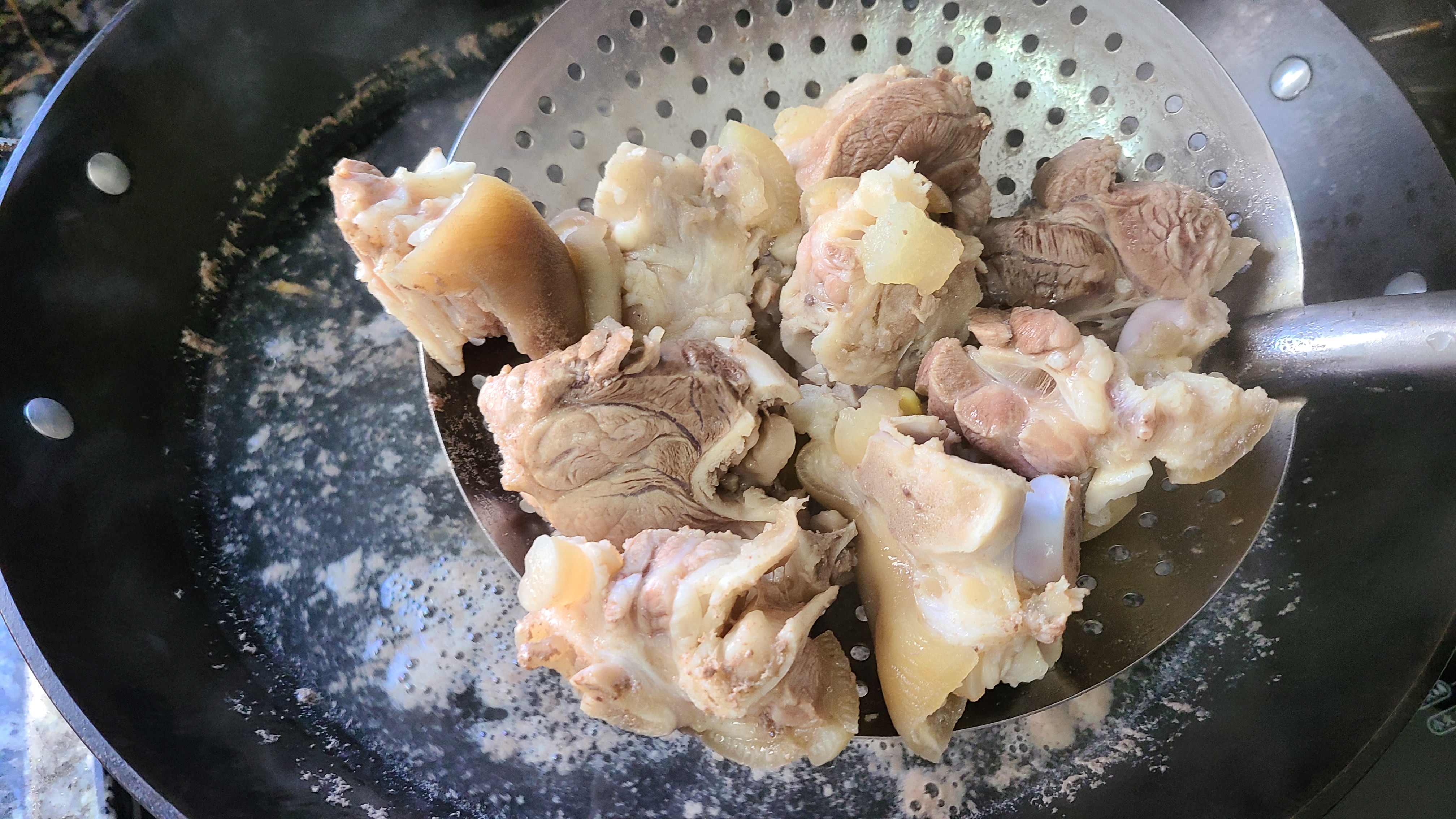 广东老厨师教的话梅猪脚，出了名的一道菜，肉烂味浓真好吃